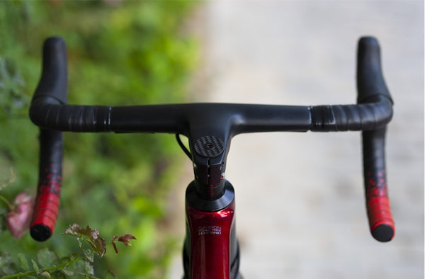 URBAN ZWEIRAD Premium Extra Dry - Guidoline velo route et course - Bande de  guidon autocollante avec bouchons de guidon en aluminium - Gravel, bande de  guidon vélo course (blanc) : 